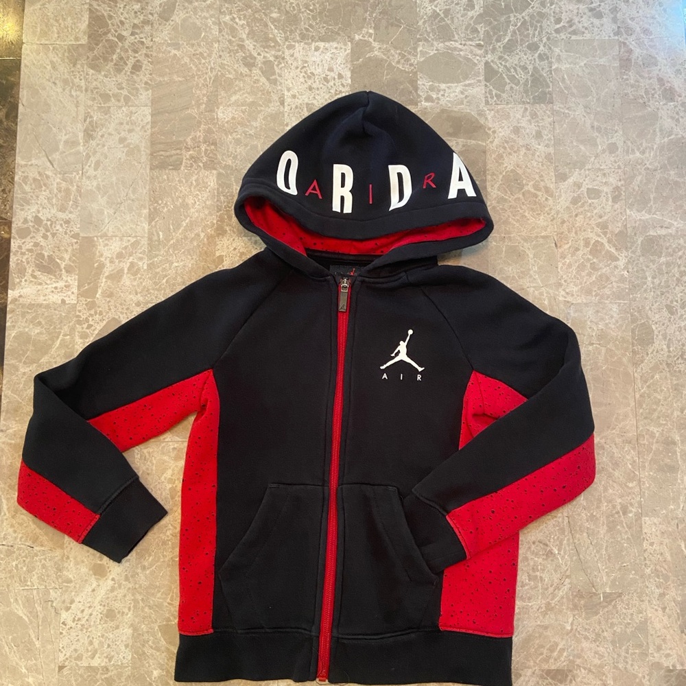 Boys warm Jordan hoodie SzM